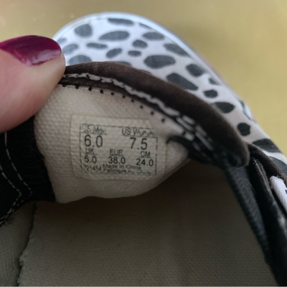 Black and white women’s vans size 6 - Picture 5 of 5